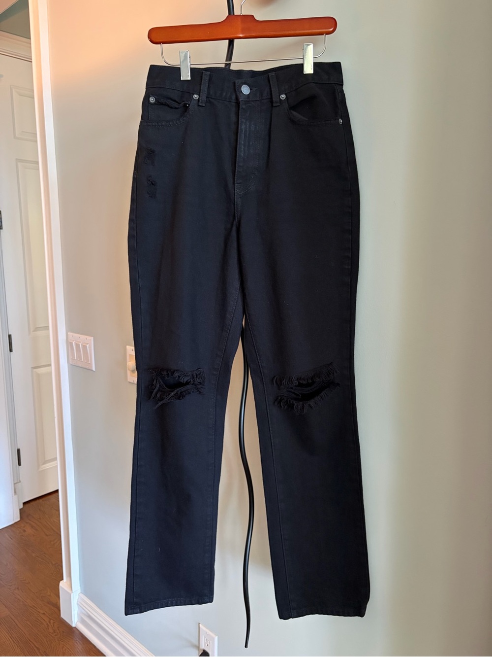 CARMAR
STURDY DISTRESSED STRAIGHT LEG JEANS